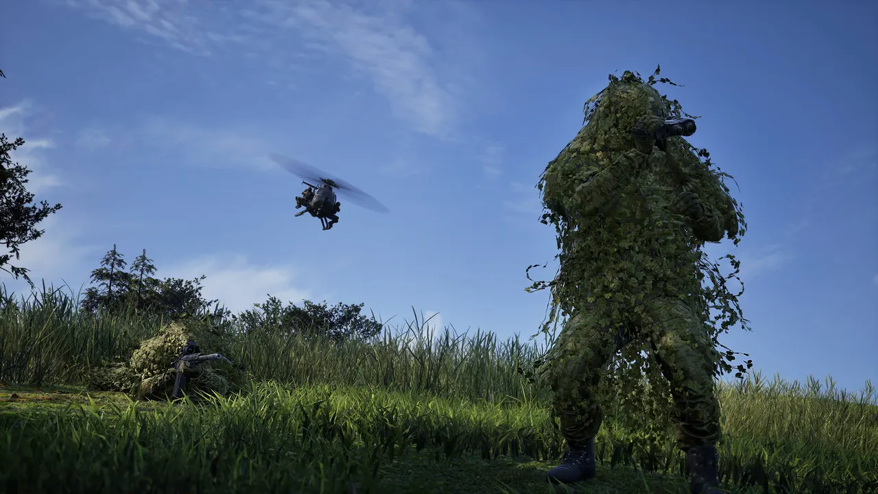 《WARDOGS》身穿吉利服的狙擊手潛伏草叢的官方截圖
